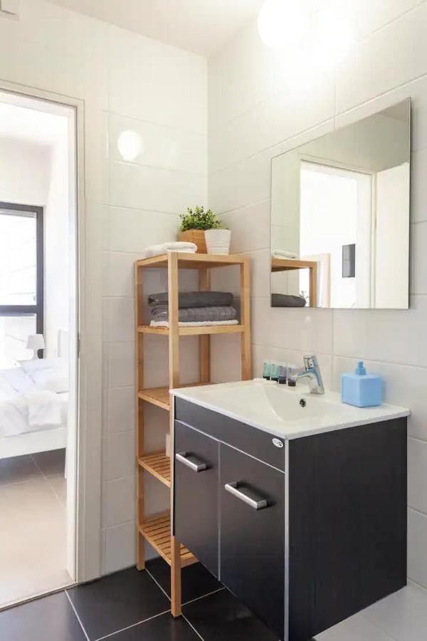 Oַ&O Group- Luxury Apt Tower Best Sea View Bat Yam Esterno foto