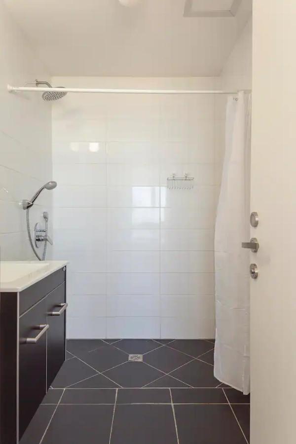 Oַ&O Group- Luxury Apt Tower Best Sea View Bat Yam Esterno foto