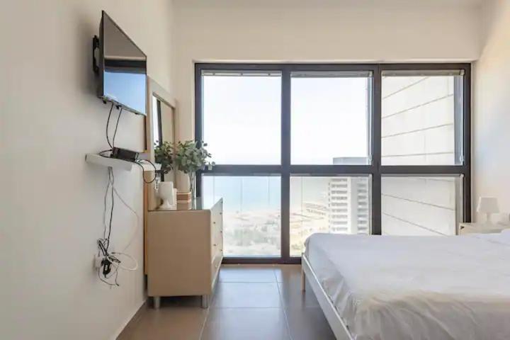 Oַ&O Group- Luxury Apt Tower Best Sea View Bat Yam Esterno foto
